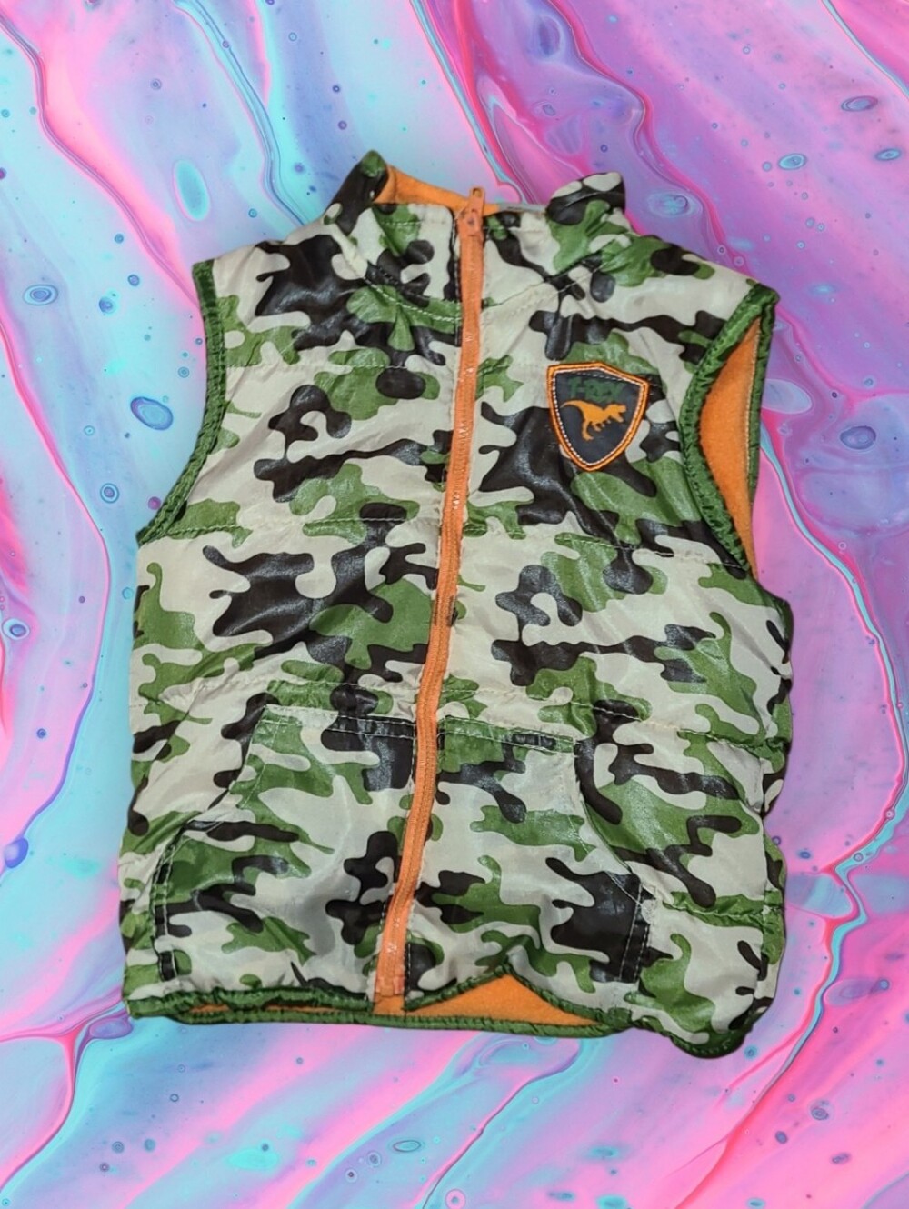 Camouflage t-rex kids puffer vest size 4. Pre owned in fair to good condition ov